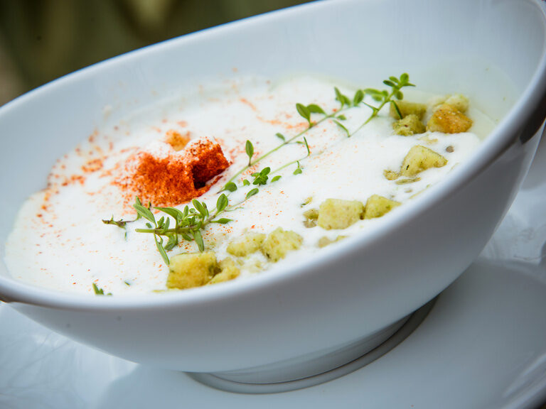 Genuss & Restaurant Eine lecker aussehende Suppe in einer Schüssel